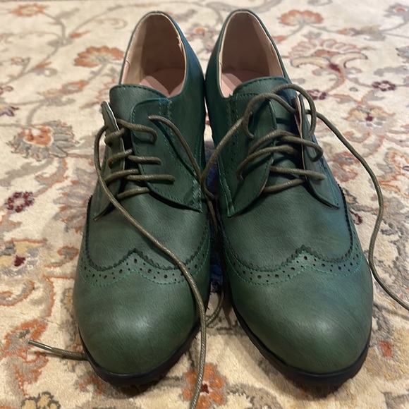 Cute vintage style green shoes 1 1/2 block heels - Picture 2 of 5